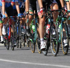 Le Groupe de cyclistes rouler en montée pendant la course cycliste internationale Banque d'images - 30502857