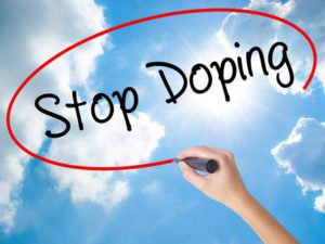 Femme main écrit Stop Doping avec un marqueur noir sur l'écran visuel. Isolé sur le ciel ensoleillé. Concept d'entreprise. Photo Banque d'images - 72077497